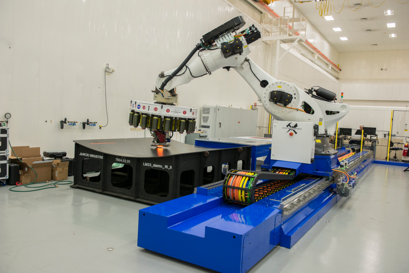 Illustration for article titled This Robot Is a Loom For Weaving Carbon Fiber Into Rocket Parts